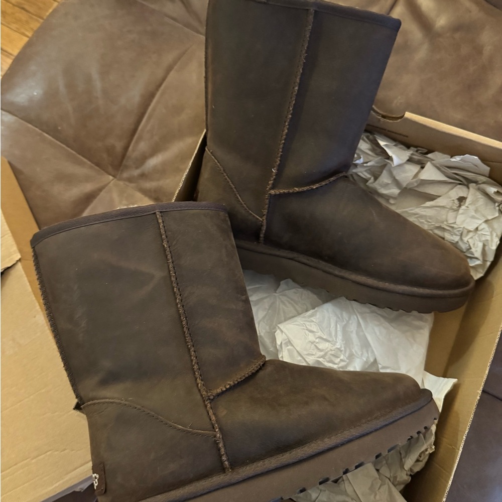 Women’s Size 10 UGG Classic Short Leather Boots